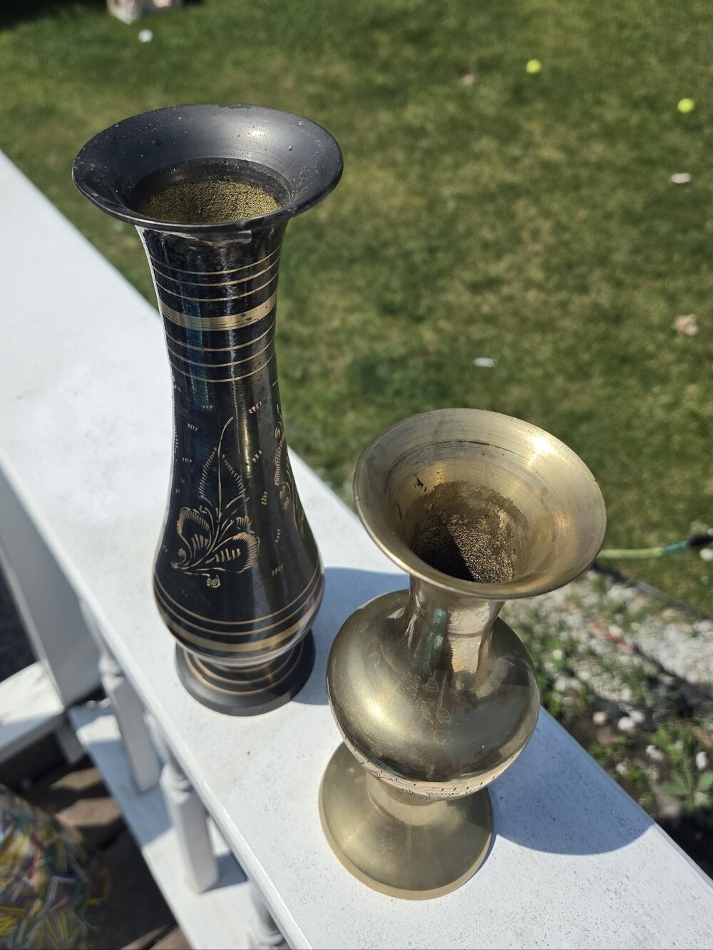 Vintage MCM Indian Brass Etched Vases, Mixed Finish Black & Polished Brass Set - Picture 5 of 7